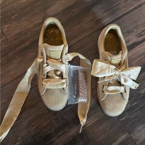 PUMA NWT Suede Heart Safari Sneakers